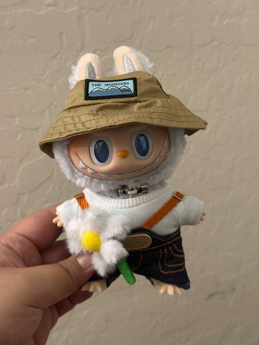 	Vista frontal del muñeco réplica Labubu Fall In Wild disponible en AliExpress desde Colombia.